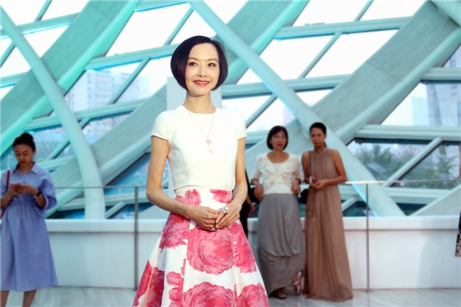 陈鲁豫白衣花裙出席某品牌活动