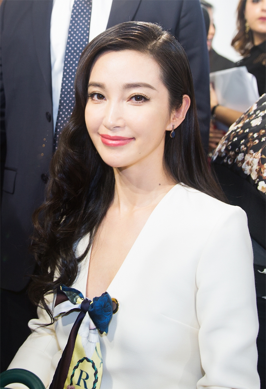 李冰冰亮相巴黎 深V造型气场十足