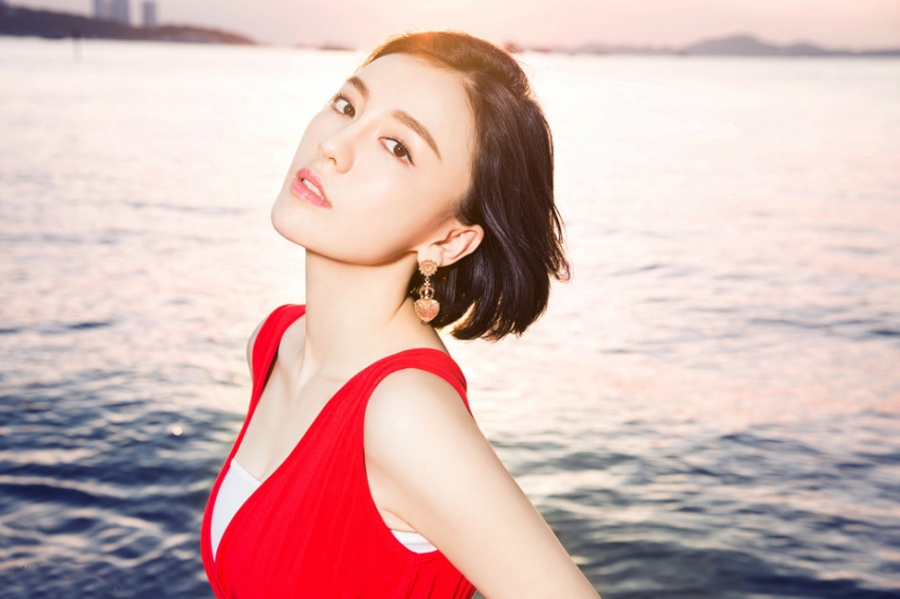 吕佳容海滩写真 一袭红裙性感撩人