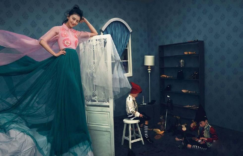 高圆圆复古大片任性秀美背