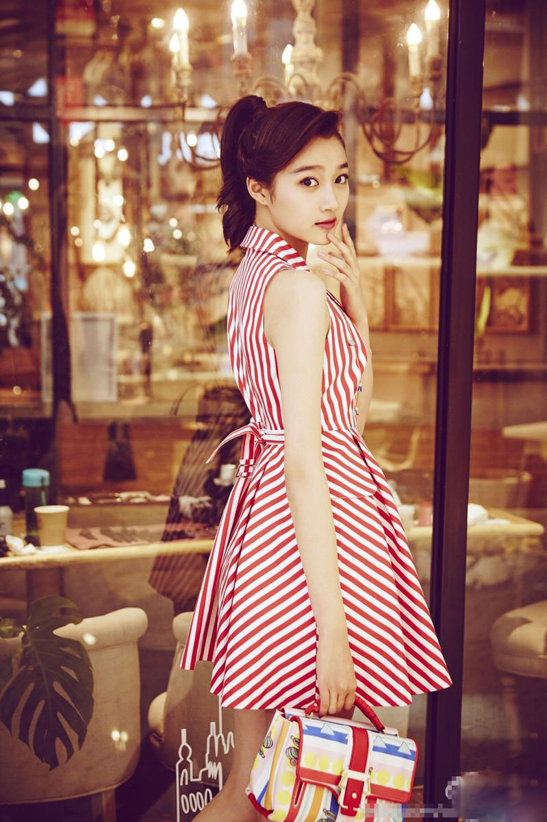 关晓彤安静的时候最美 这大长腿简直2米