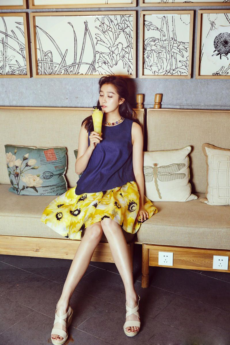 关晓彤安静的时候最美 这大长腿简直2米