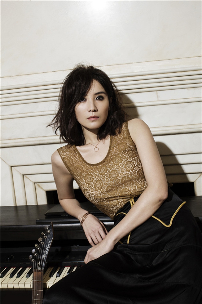 宋佳封面写真 彰显复古摩登摇滚范