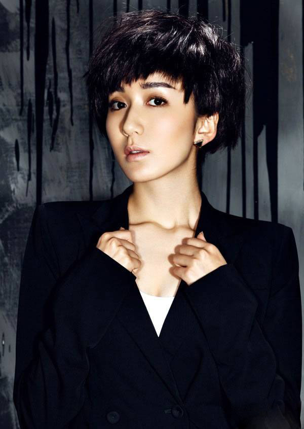 娄艺潇短发造型尽显个性魅力写真