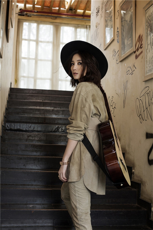 宋佳封面写真 彰显复古摩登摇滚范