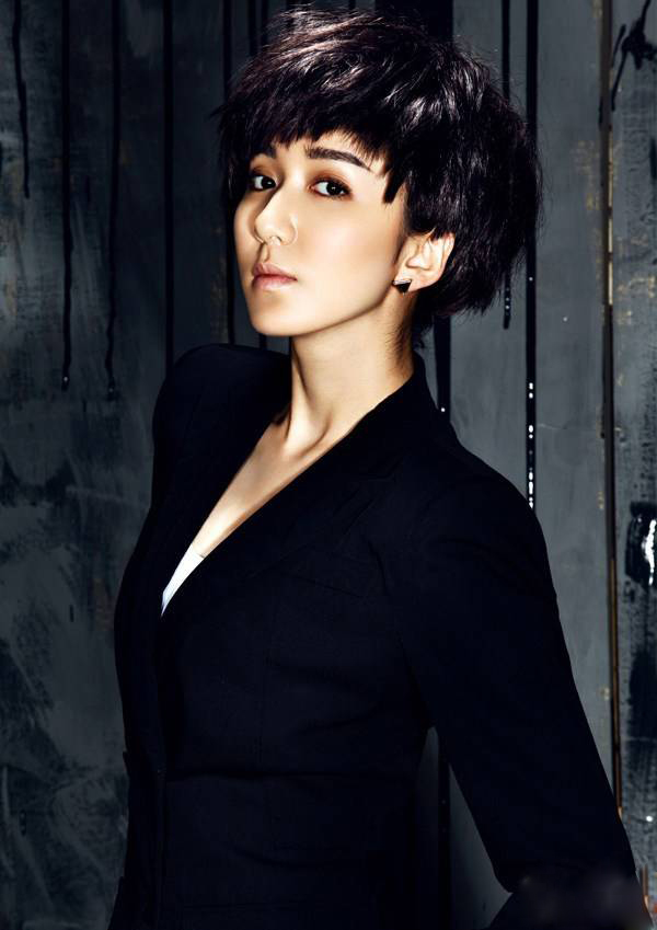 娄艺潇短发造型尽显个性魅力写真