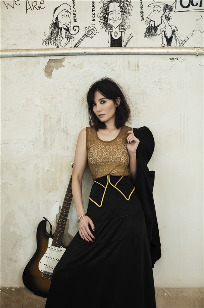 宋佳封面写真 彰显复古摩登摇滚范