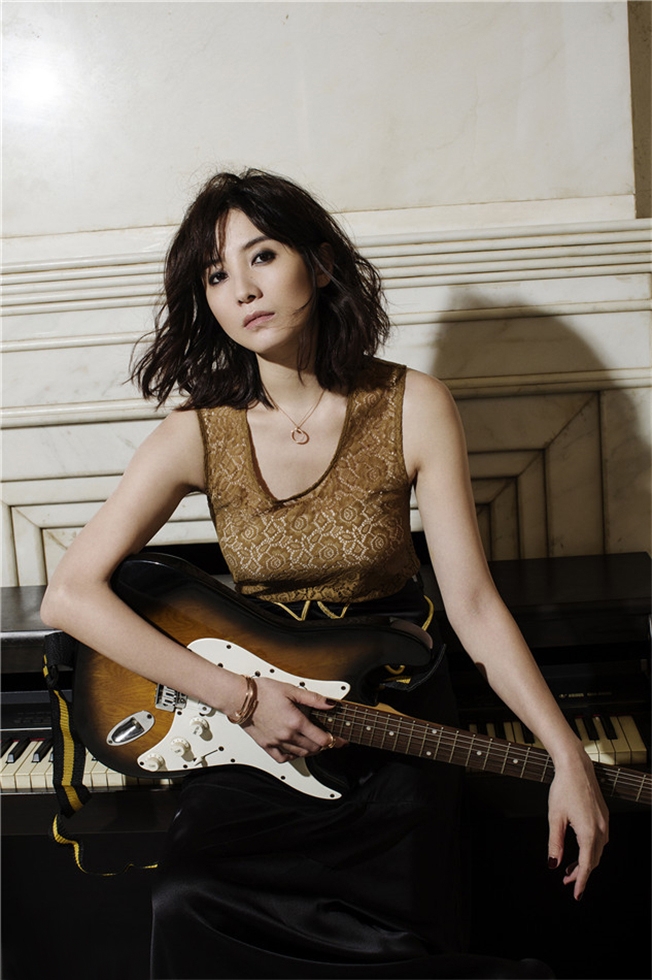 宋佳封面写真 彰显复古摩登摇滚范