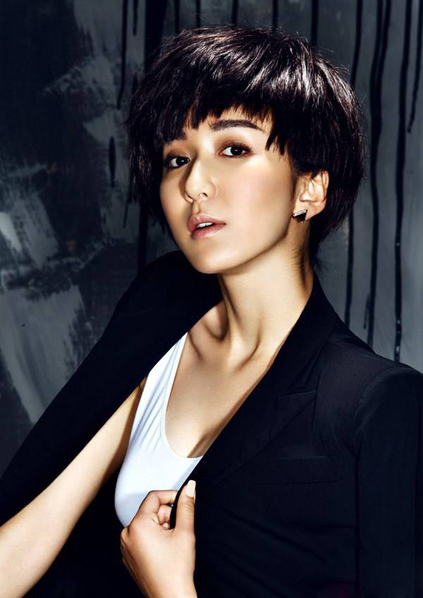 娄艺潇短发造型尽显个性魅力写真