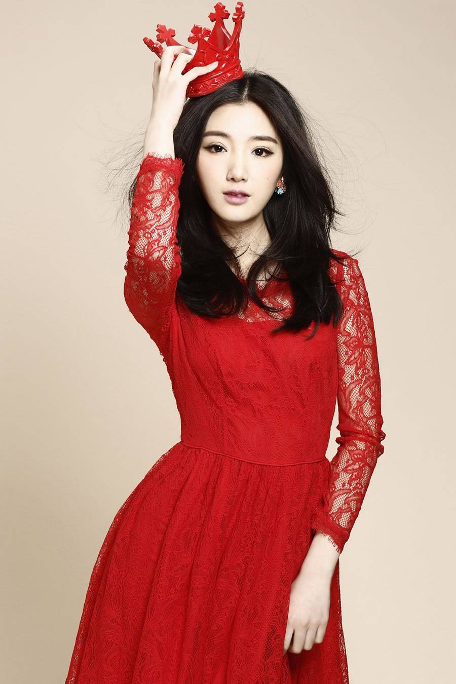 女星毛晓彤时尚写真 红色蕾丝连衣裙女王范十足