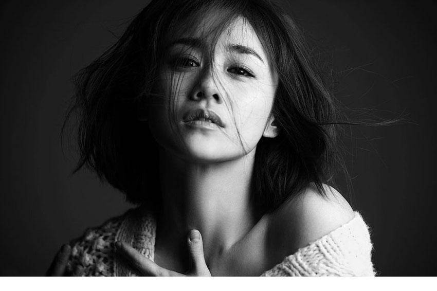 刘芸半露香肩大胆诱惑写真图片