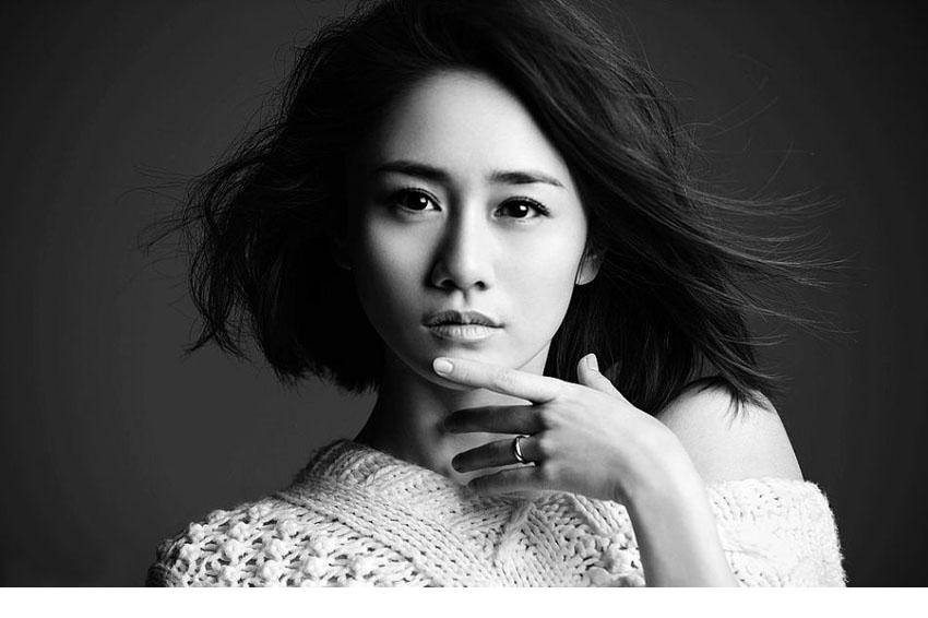 刘芸半露香肩大胆诱惑写真图片