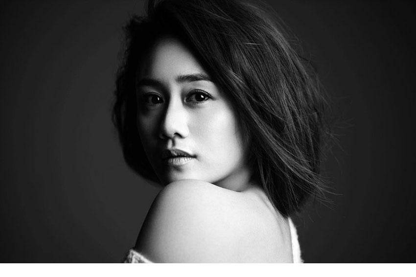 刘芸半露香肩大胆诱惑写真图片