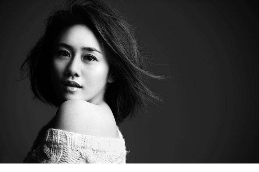 刘芸半露香肩大胆诱惑写真图片