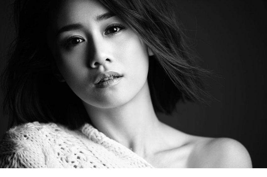 刘芸半露香肩大胆诱惑写真图片