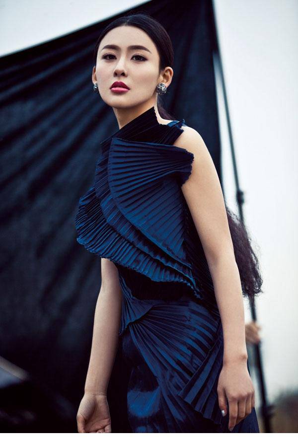 古装美女贾青时尚写真女王范十足