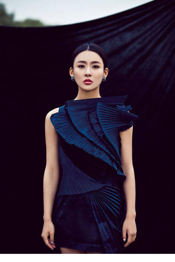 古装美女贾青时尚写真女王范十足