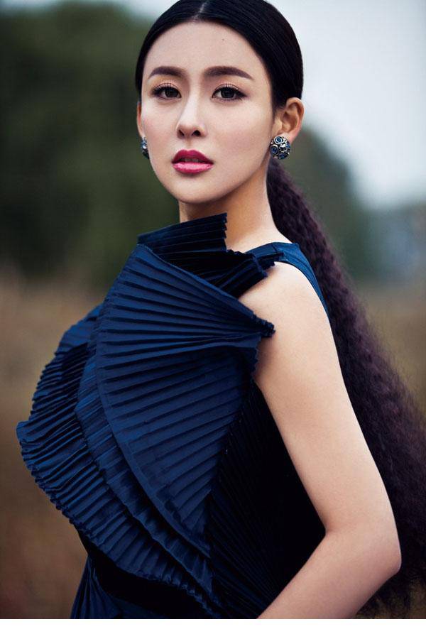 古装美女贾青时尚写真女王范十足