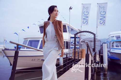 王鸥海滨度假街拍曝光 自在享受清爽夏日