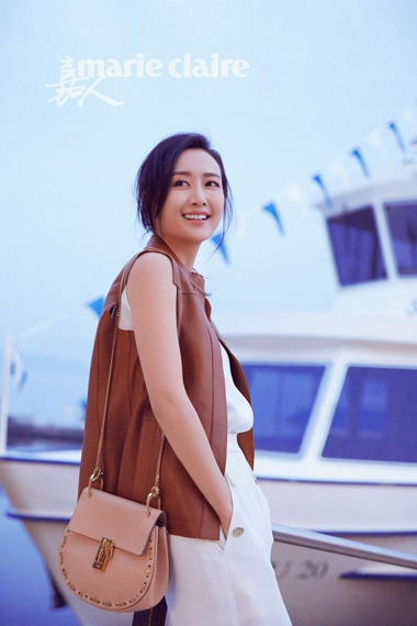 王鸥海滨度假街拍曝光 自在享受清爽夏日