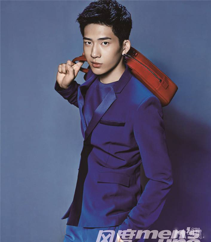 井柏然蓝色西服帅气潮男范