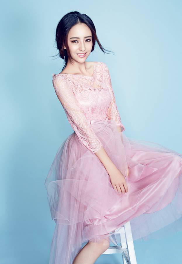 演员佟丽娅粉嫩公主写真 薄纱长裙优雅娇媚