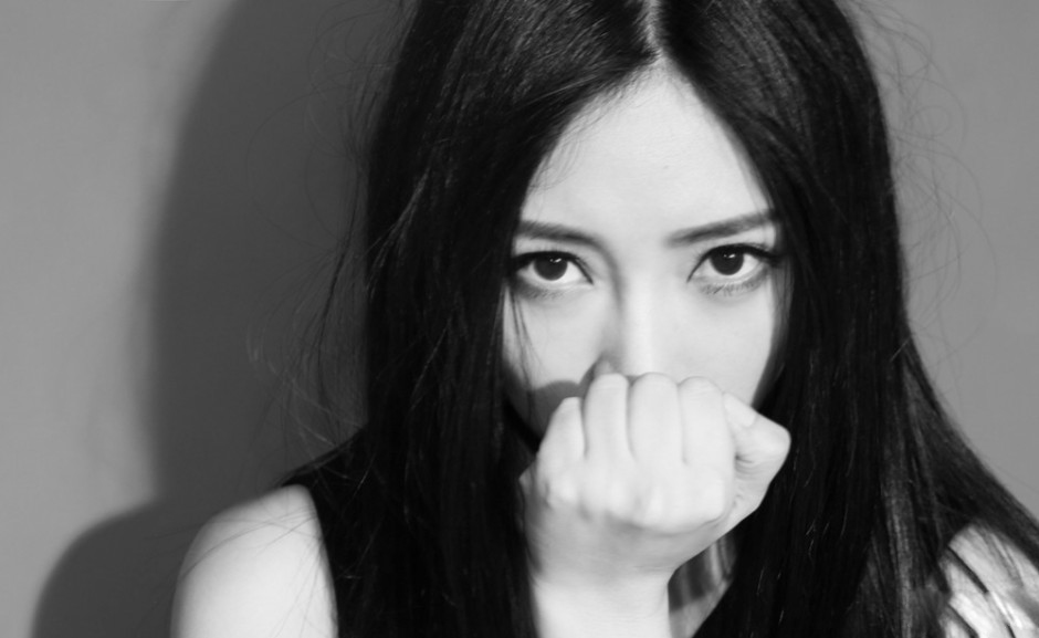 柳岩紧身黑裙大展女性气质黑白写真