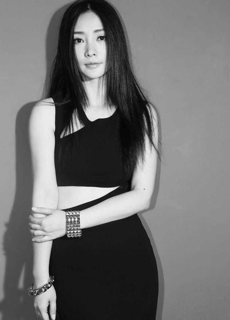 柳岩紧身黑裙大展女性气质黑白写真