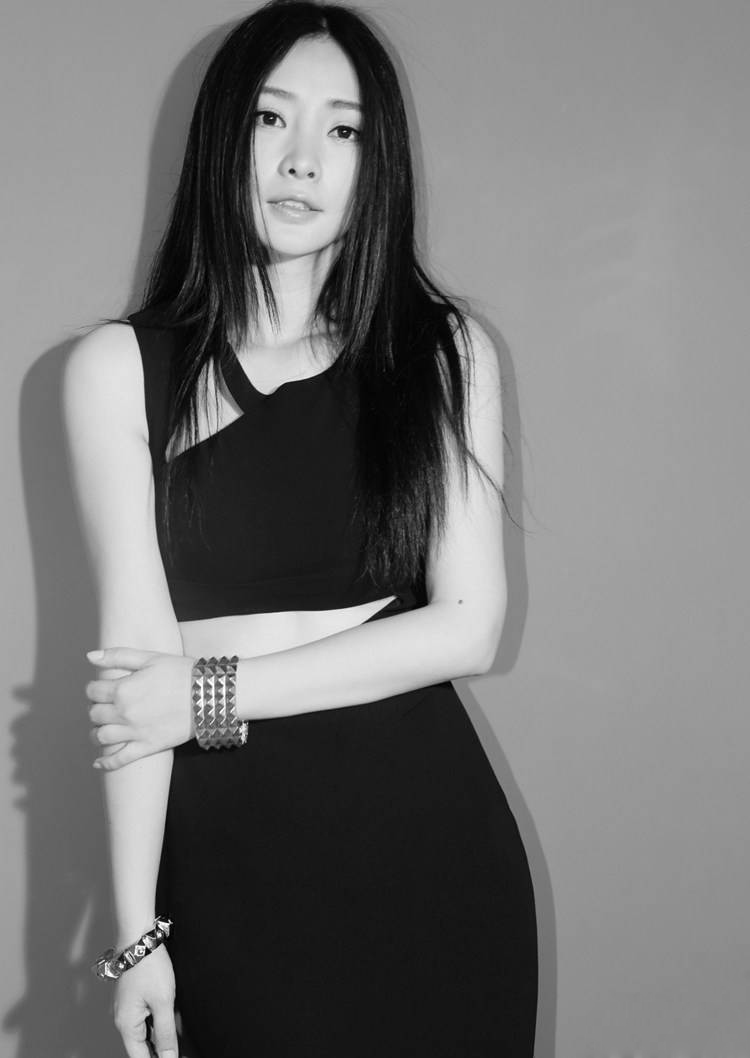 柳岩紧身黑裙大展女性气质黑白写真