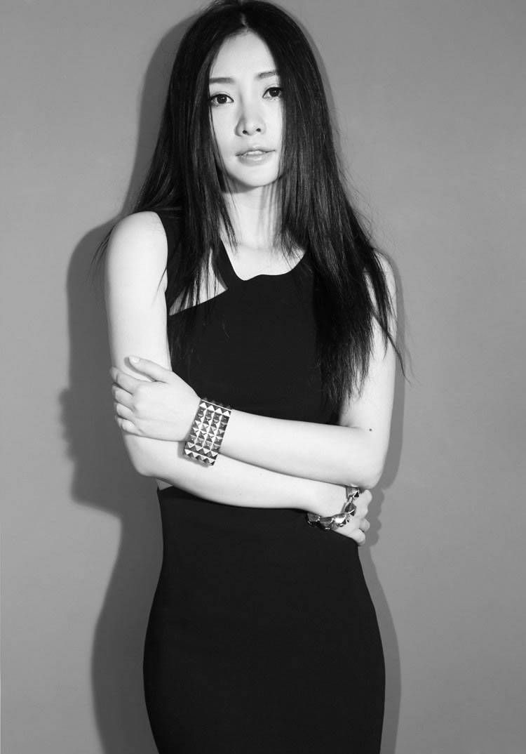 柳岩紧身黑裙大展女性气质黑白写真