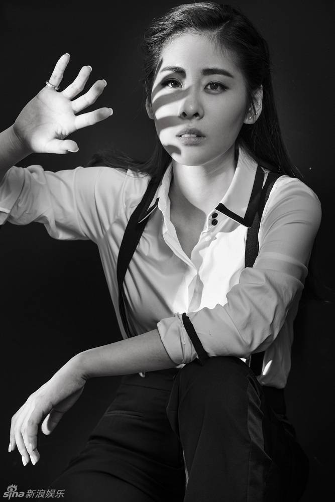 张碧晨时尚杂志写真 女扮男装帅气性感