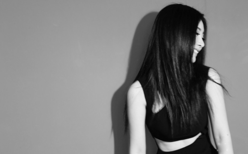 柳岩紧身黑裙大展女性气质黑白写真