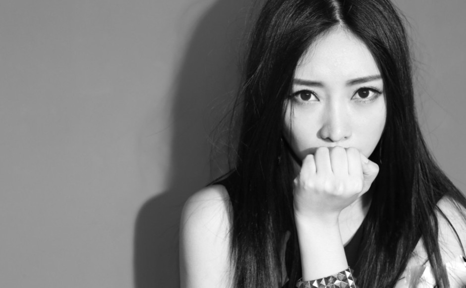 柳岩紧身黑裙大展女性气质黑白写真