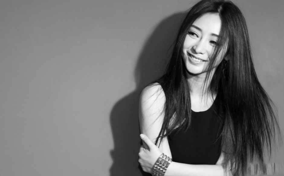 柳岩紧身黑裙大展女性气质黑白写真