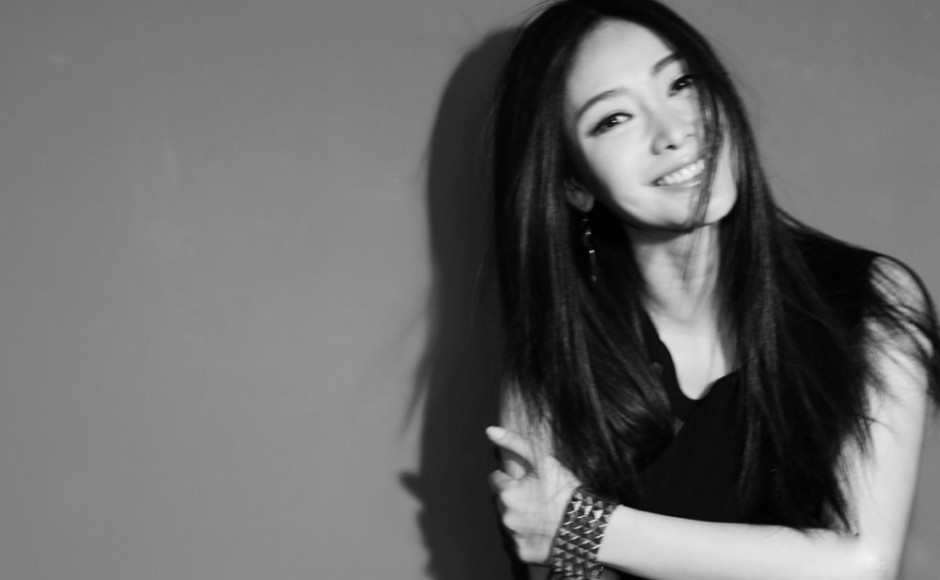 柳岩紧身黑裙大展女性气质黑白写真