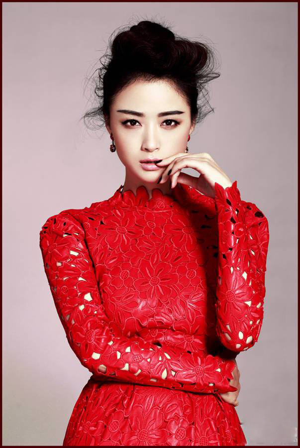 蒋欣红衣性感写真 复古妆容迷人
