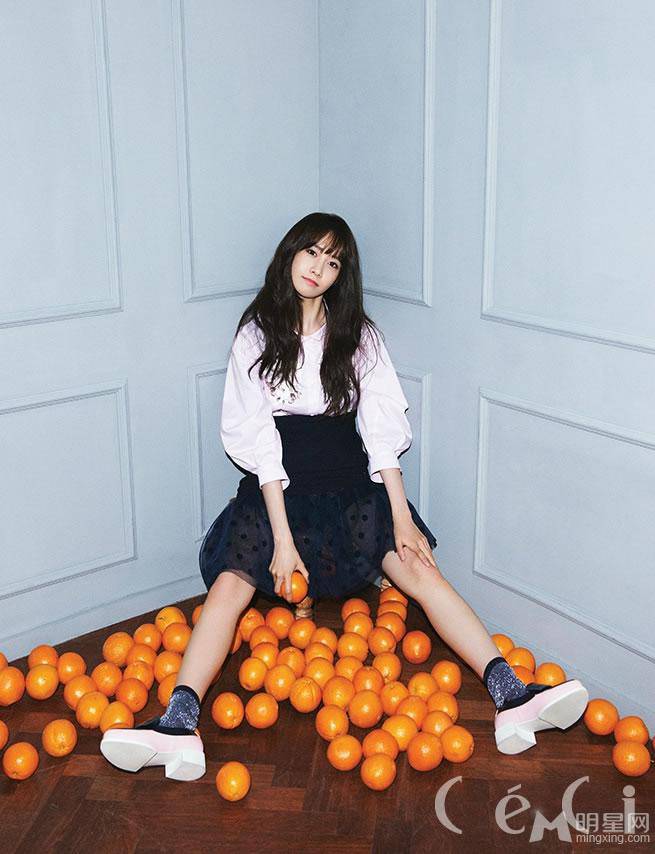 韩国女星林允儿时尚潮搭恋上水果