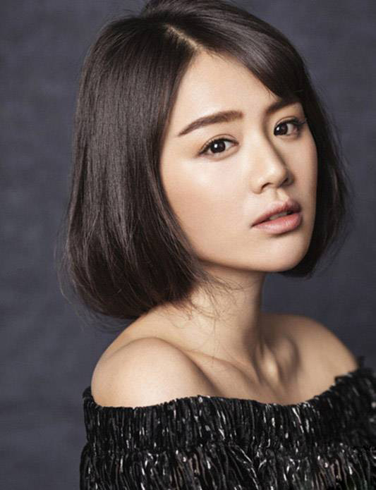 解救吾先生演员马思纯小露香肩气质写真