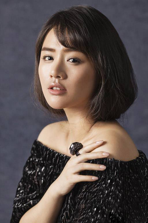 解救吾先生演员马思纯小露香肩气质写真