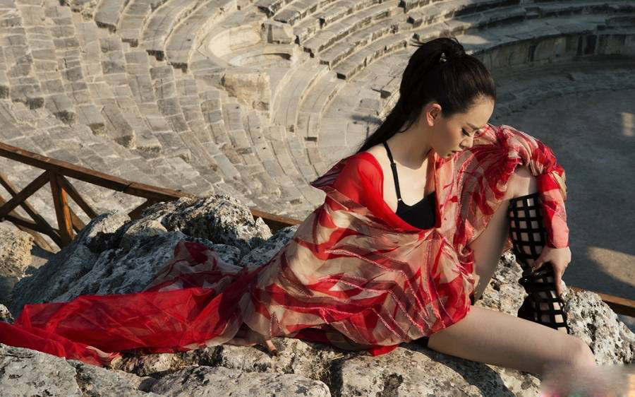 女明星戚薇美艳霸气写真大片