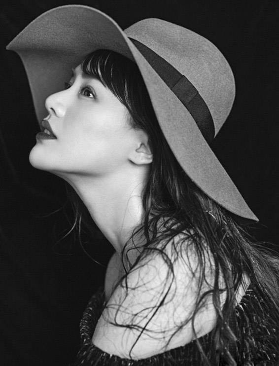 解救吾先生演员马思纯小露香肩气质写真