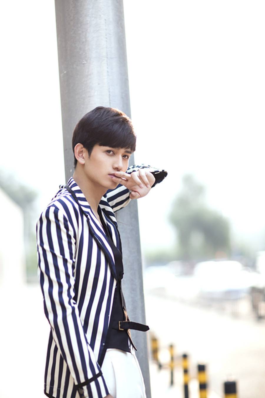 马可杀阡陌扮演者帅气街拍瞬间 邻家男孩气质清爽