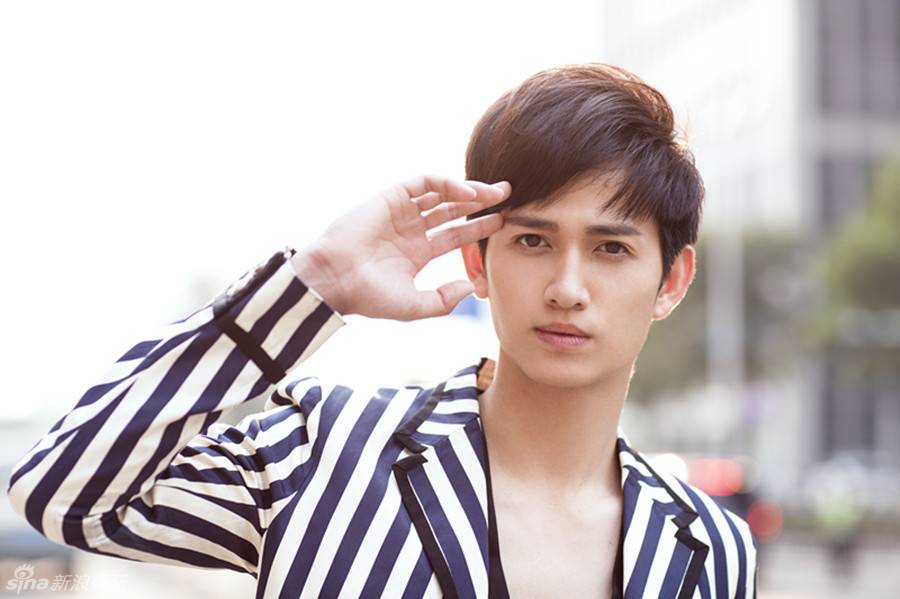 马可杀阡陌扮演者帅气街拍瞬间 邻家男孩气质清爽