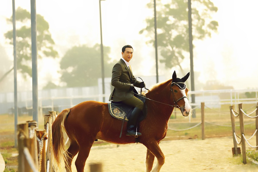国民大叔张嘉译赛马英姿挺拔帅气