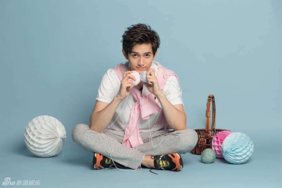 马可杀阡陌扮演者帅气街拍瞬间 邻家男孩气质清爽