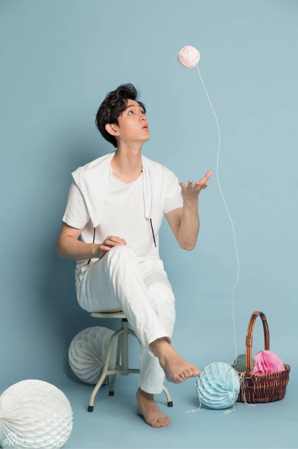 马可杀阡陌扮演者帅气街拍瞬间 邻家男孩气质清爽