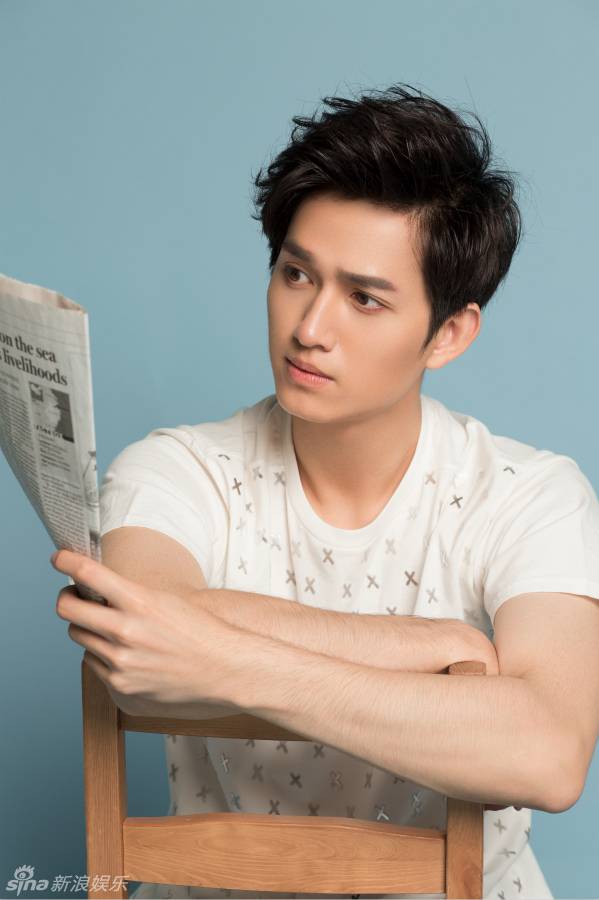 马可杀阡陌扮演者帅气街拍瞬间 邻家男孩气质清爽