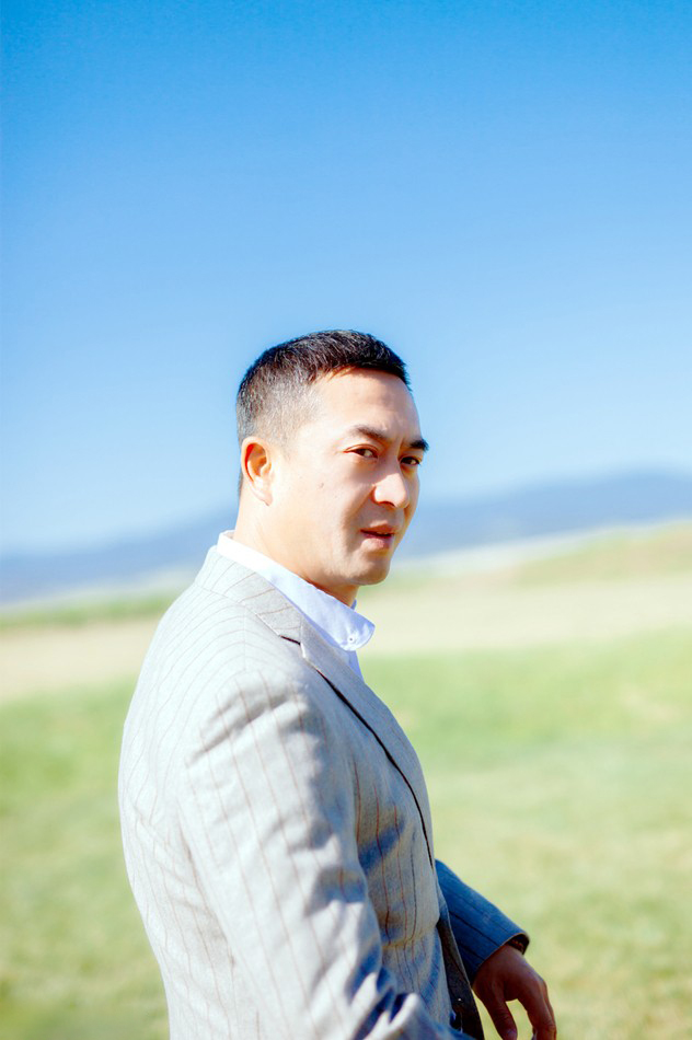 国民大叔张嘉译赛马英姿挺拔帅气