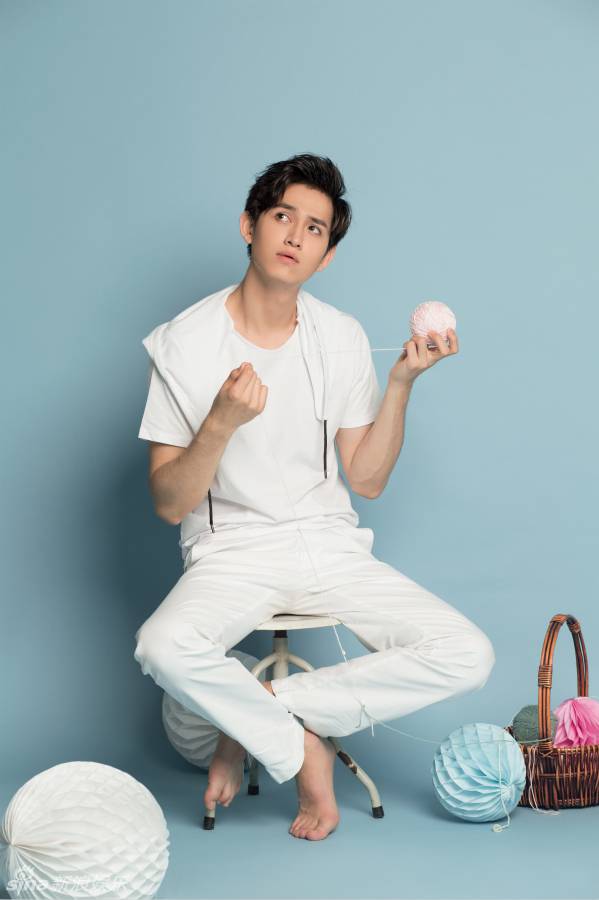 马可杀阡陌扮演者帅气街拍瞬间 邻家男孩气质清爽