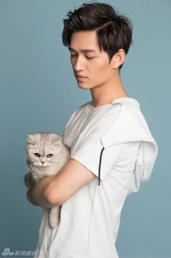 马可杀阡陌扮演者帅气街拍瞬间 邻家男孩气质清爽